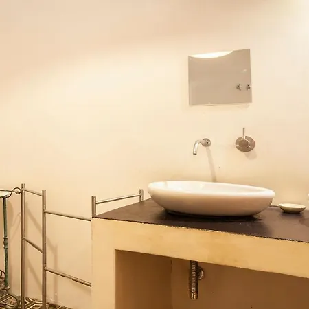 Plum Guide - The Red Ball Appartement *