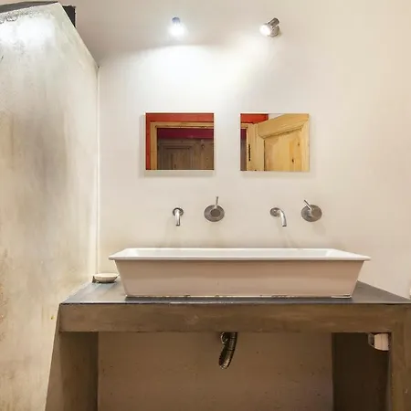 Plum Guide - The Red Ball Appartement *