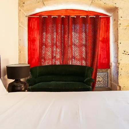 Plum Guide - The Red Ball Appartement *