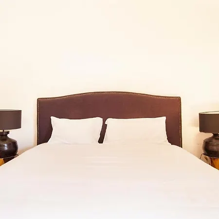 Plum Guide - The Red Ball Appartement