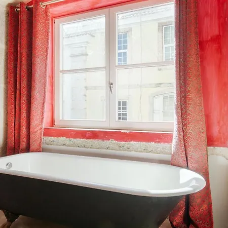 Plum Guide - The Red Ball Appartement *