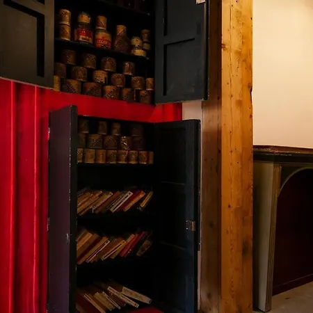 Plum Guide - The Red Ball Appartement *